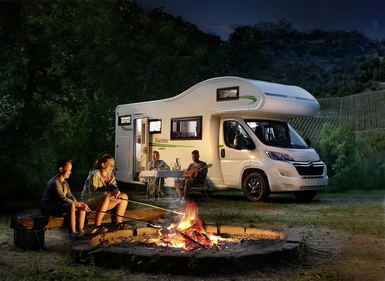 Louer un camping-car à alcôve avec lits superposés DRM F4 – idéal pour accueillir jusqu'à 5 personnes